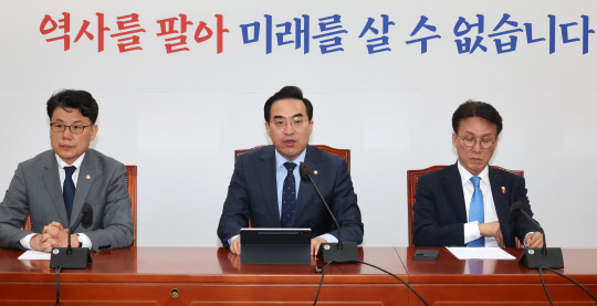 박홍근 더불어민주당 원내대표가 4일 국회에서 열린 원내대책회의에서 발언하고 있다. 연합뉴스,